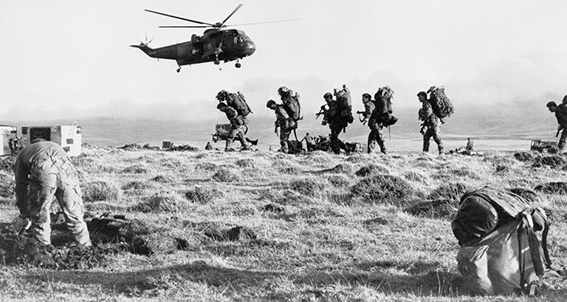 Falkland Savaşı (1982)
Arjantin ile Birleşik Krallık arasında 1982’de yaşanan Falkland Savaşı, Güney Atlantik’teki Falkland Adaları’nın kontrolü için gerçekleşti. Arjantin’in adaları işgal girişimi, İngiltere’nin hızlı askeri müdahalesiyle karşılandı. 10 hafta süren savaş, İngiliz zaferiyle sonuçlandı.