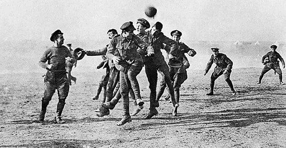 Futbol Savaşı (1969)
El Salvador ile Honduras arasında 1969’da yaşanan bu savaş, tarihe “Yüz Saat Savaşı” olarak geçti. 1970 FIFA Dünya Kupası elemelerindeki maçlar sırasında iki ülke arasındaki gerginlik, sınır anlaşmazlıkları ve göçmen sorunlarıyla birleşti. 14 Temmuz 1969’da El Salvador’un Honduras’a saldırısıyla başlayan savaş, Amerikan Devletleri Örgütü’nün araya girmesiyle 18 Temmuz’da ateşkesle sonuçlandı. Birlikler Ağustos’ta geri çekildi.