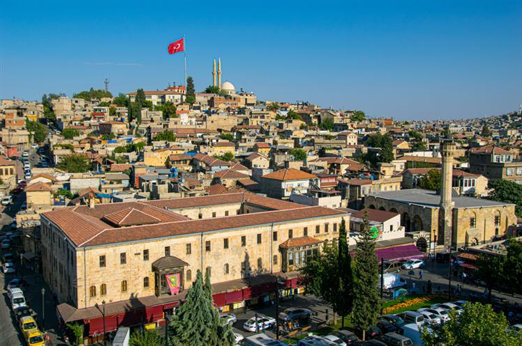 Özellikle şu faktörler bu şehirlerin yatırım potansiyelini artırıyor:

Mersin: Doğu Akdeniz Limanı ve yeni otoyol projeleriyle bölgesel bir lojistik merkezi haline geliyor.
Eskişehir: Girişimcilik destekleri ve artan iç göç hareketliliğiyle dikkat çekiyor.
Balıkesir: Kuzey Ege Otoyolu ile tarım potansiyelini birleştirerek değer kazanıyor.
Tekirdağ: Avrupa'ya açılan stratejik konumu ve lojistik yatırımlarıyla öne çıkıyor.
Gaziantep: Güçlü sanayi kapasitesiyle bölgedeki lokomotif şehirlerden biri olma özelliğini koruyor.