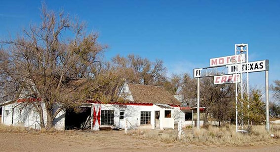 8. Glenrio, Teksas/New Mexico: Route 66’nın Unutulmuş Durağı
Route 66 üzerinde bulunan Glenrio, Teksas ve New Mexico sınırında popülerdi. Ancak yeni karayolunun inşa edilmesiyle kasaba gözden düştü ve terk edildi, sadece eski benzin istasyonları ve tabelalar kaldı.