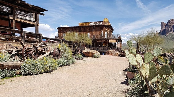 4. Goldfield, Arizona: Altın Rüyasının Sonu
Superstition Dağları’nda yer alan Goldfield, 19. yüzyılda altın madeniyle 1500 kişilik bir nüfusa sahipti. Ancak maden beş yıl içinde tükendi ve kasaba terk edildi, geriye sadece hayalet bir kasaba kaldı.