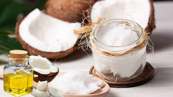 Hindistancevizi Yağı
Hindistancevizi yağı, cilt tarafından kolayca emilen yağ asitleri içerir ve anti-inflamatuar özellikleriyle kolajen üretimini teşvik eder. Çatlak bölgelerine bolca uygulayın ve durulamadan bırakın. Bu yöntem, düzenli kullanımla çatlakların solmasına yardımcı olur ve cildi nemlendirir.