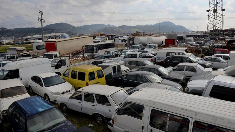 Türkiye'de motorlu taşıtlar sektöründe önemli gelişmeler yaşanıyor. Özellikle yaşı yüksek araçların durumu ve yerli otomobil üretimi, kamuoyunun ve yasa yapıcıların gündeminde. Vatandaş tarafından 'hurda araç indirimi' ya da 'hurda araç teşviki' olarak bilinen düzenlemeye dair yeni bir karar verildi ve bu kapsamda 1 milyon TL hibe çalışması başlatıldı. Türkiye'de yaklaşık 3 milyon araç sahibinin merakla beklediği bu konularla ilgili, özellikle yerli ve milli otomobillerin satışını hızlandırmak amacıyla hazırlanan yeni teklifler peş peşe Meclis'e sunuluyor.

