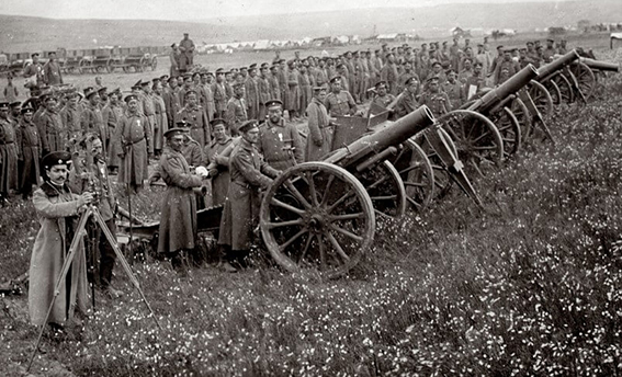 İkinci Balkan Savaşı (1913)
İlk Balkan Savaşı sonrası Bulgaristan’ın ganimet paylaşımından memnun kalmaması, 1913’te İkinci Balkan Savaşı’nı başlattı. 40 gün süren bu savaşta Bulgaristan, Yunanistan, Sırbistan, Romanya ve Osmanlı Devleti’ne karşı savaştı. Konstantinopolis Antlaşması’yla sona eren savaşta Bulgaristan, Edirne’yi Osmanlı’ya kaptırdı ve diğer ülkelere toprak bıraktı.