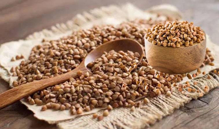 Karabuğday
Karabuğday, glütensiz bir karbonhidrat kaynağıdır. Magnezyum ve lif içeriği sayesinde kan şekerini dengeler ve kalp sağlığını destekler.
