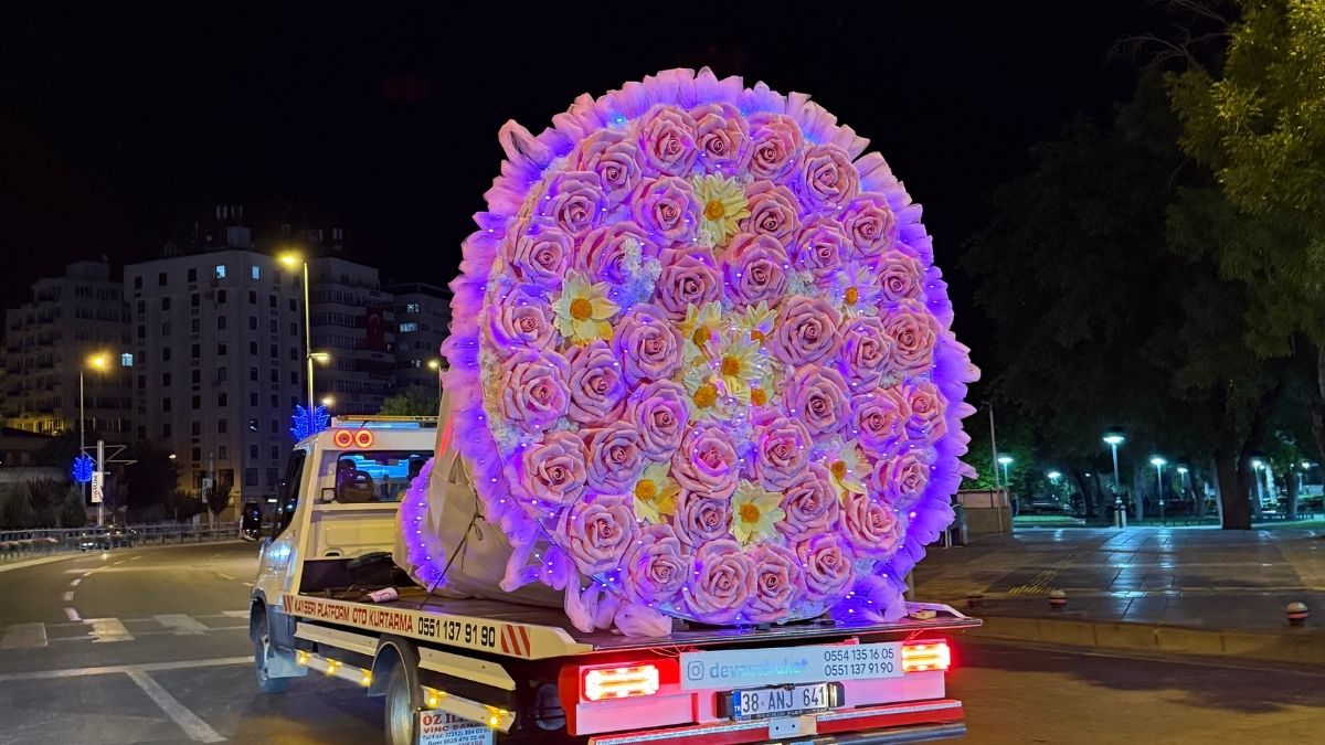 Kayseri Dev Çiçek Buketi Ile Tur Attı (5)