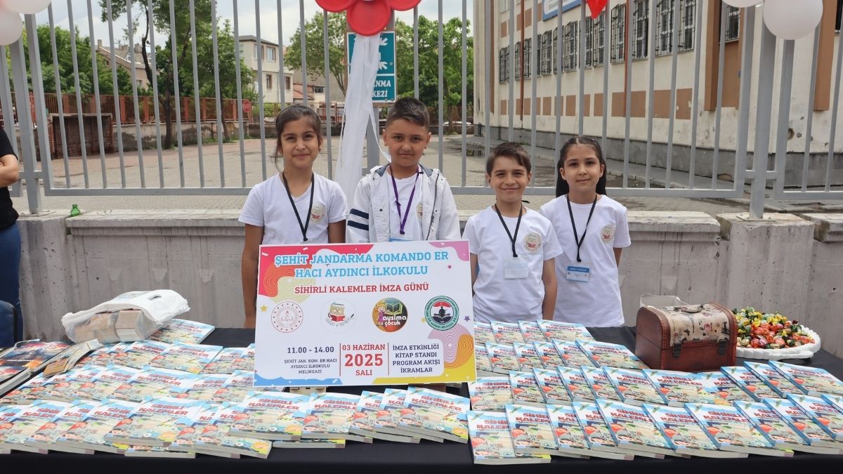 Kayseri'de 100 Öğrencinin Çıkardığı Kitap Için Imza Töreni Düzenlendi! (1)