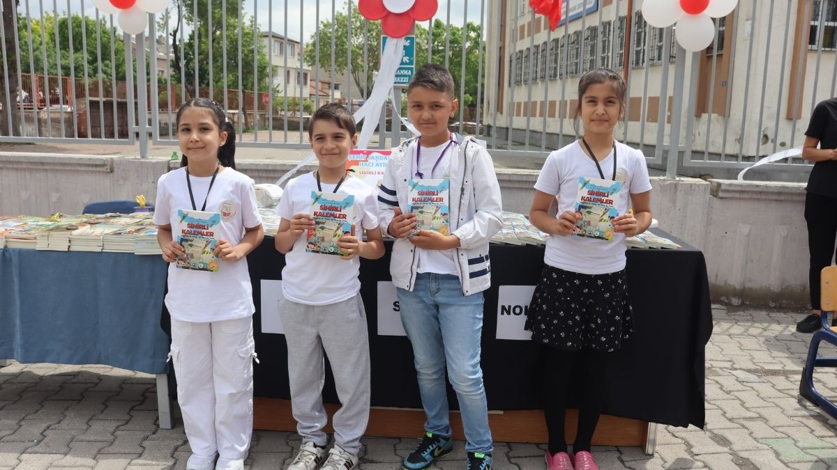 Kayseri'de 100 Öğrencinin Çıkardığı Kitap Için Imza Töreni Düzenlendi! (2)