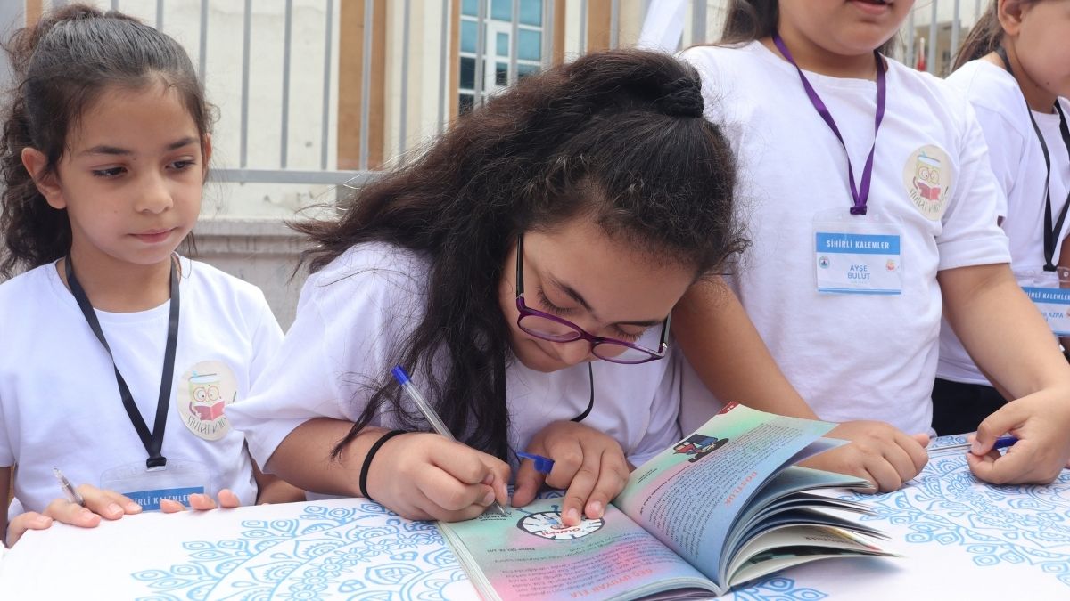 Kayseri'de 100 Öğrencinin Çıkardığı Kitap Için Imza Töreni Düzenlendi! (4)