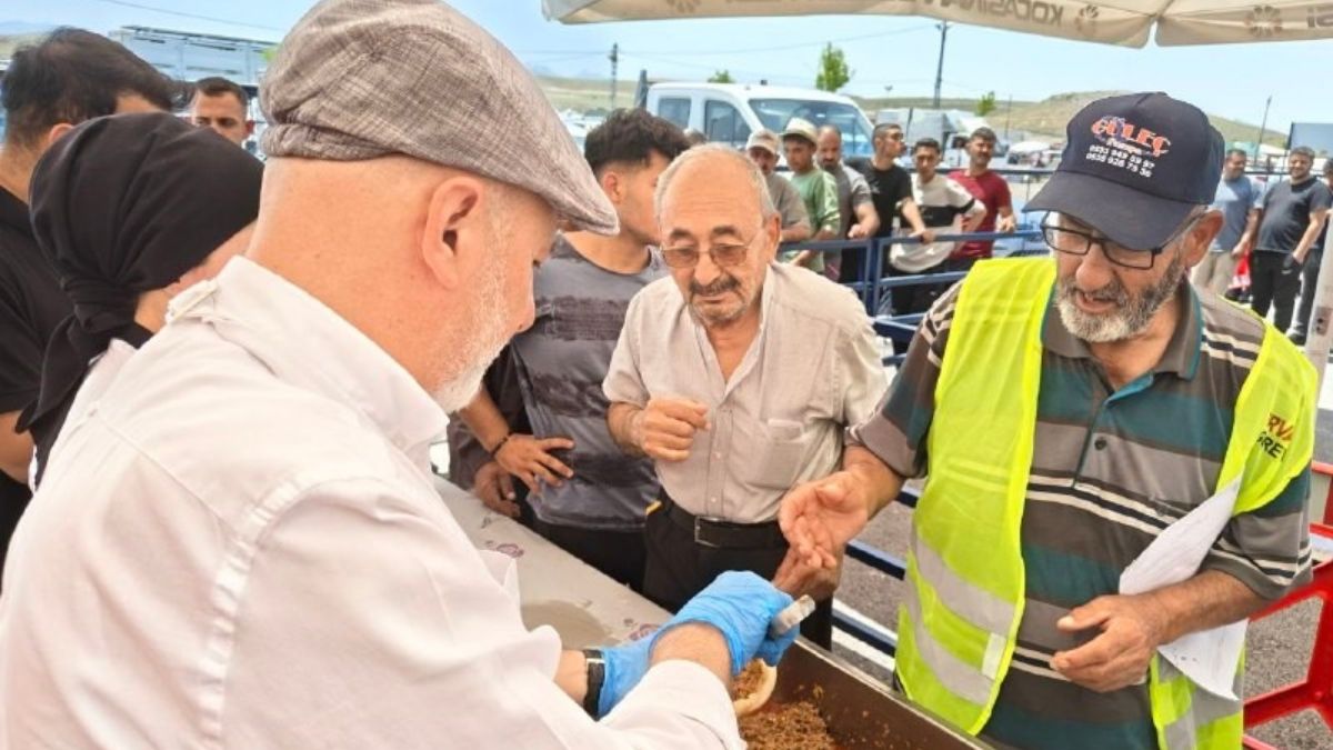 Kayseri'de Başkan Kurban Kesim Yerini Inceledi! 2 Hayvan Bertaraf Edildi (2)