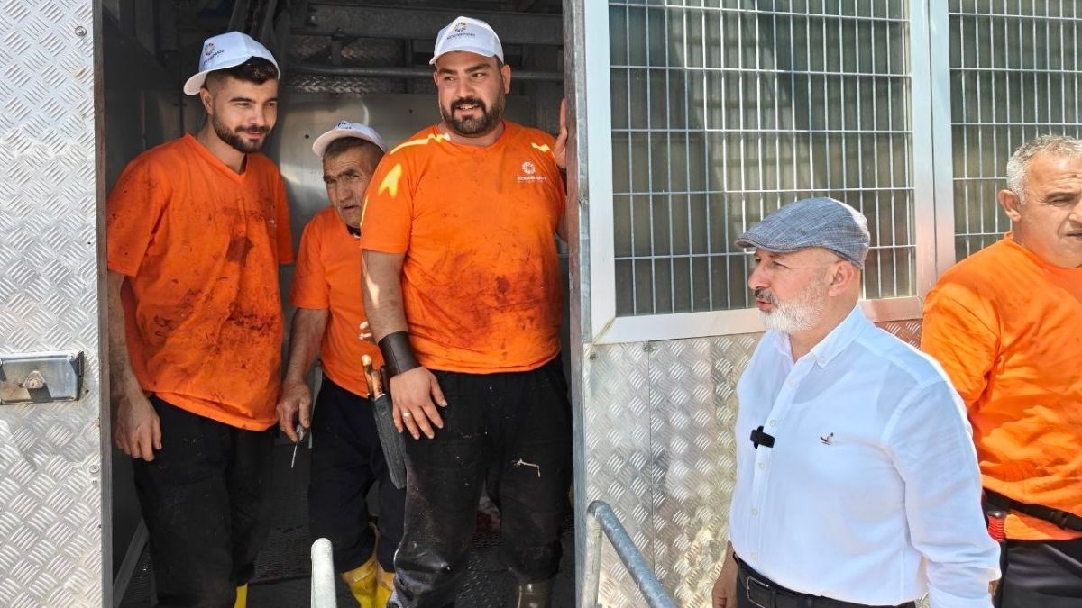 Kayseri'de Başkan Kurban Kesim Yerini Inceledi! 2 Hayvan Bertaraf Edildi (4)
