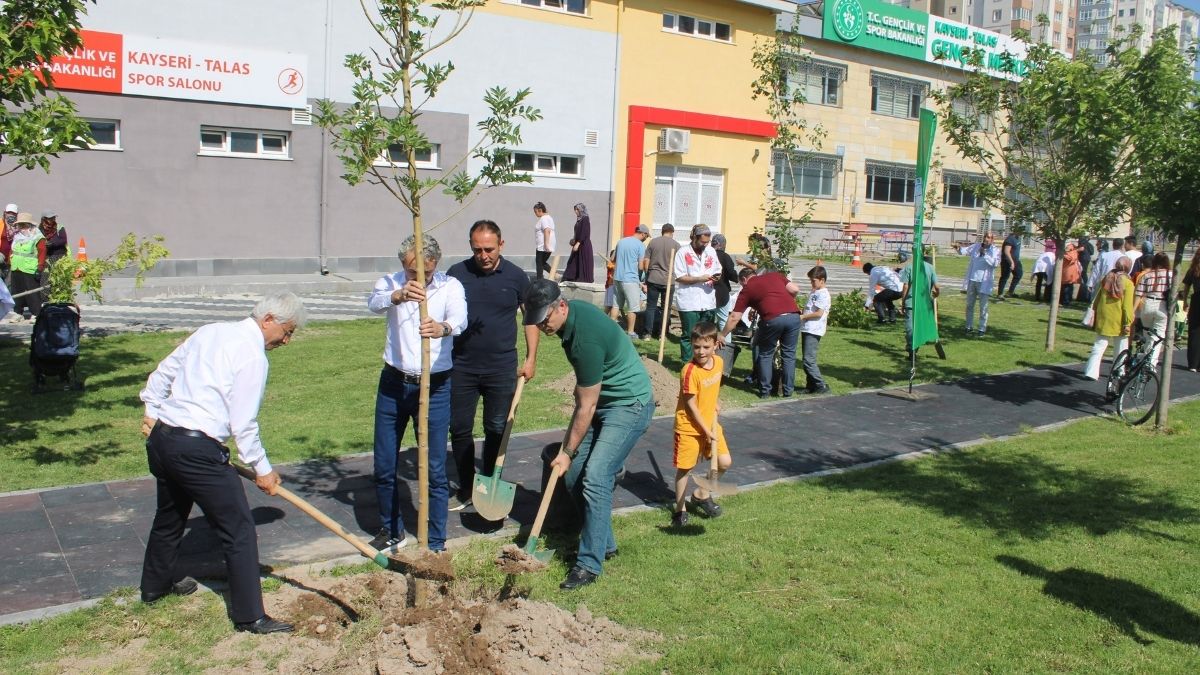 Kayseri'de Doktorlardan Örnek Hareket! Hayatını Kaybeden Çocuklar Için Fidan Diktiler (1)
