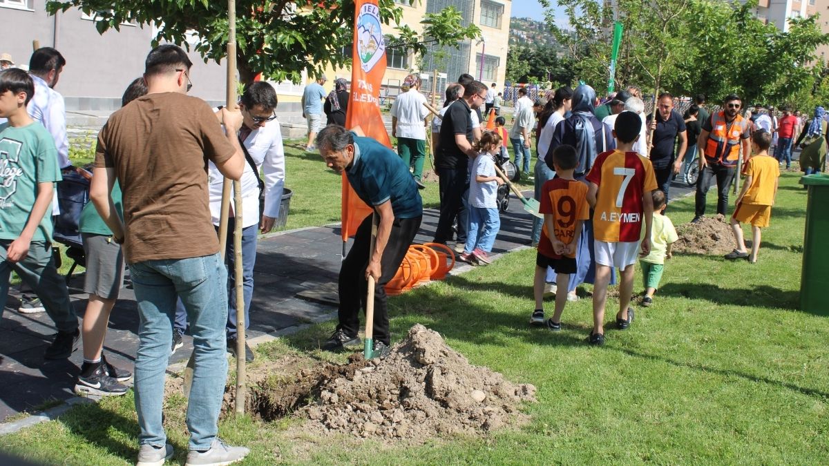 Kayseri'de Doktorlardan Örnek Hareket! Hayatını Kaybeden Çocuklar Için Fidan Diktiler (3)