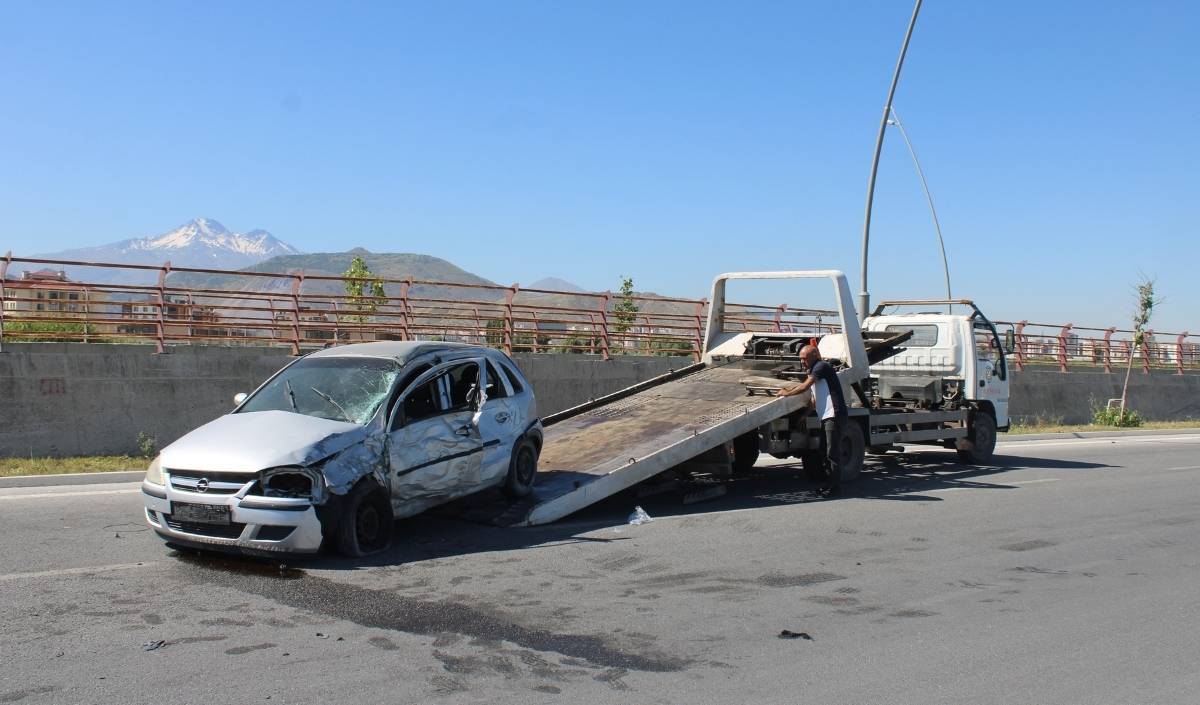 Kayseri'de Kontrolden Çıkan Otomobil Direğe Çarptı! Sürücü Ölüm Kalım Savaşında (1)