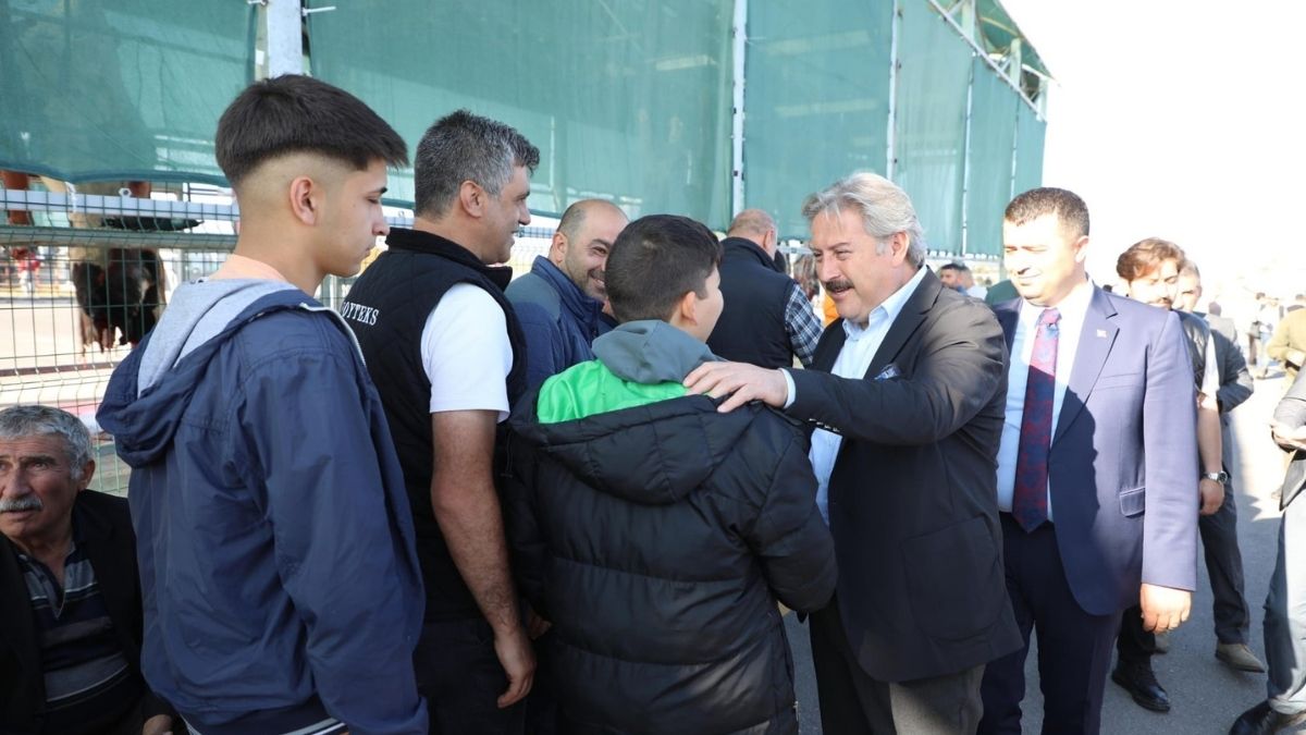 Kayseri'de Kurban Pazarlarında Personeller Sahada! Başkan Tek Tek Bayramlaştı (1)