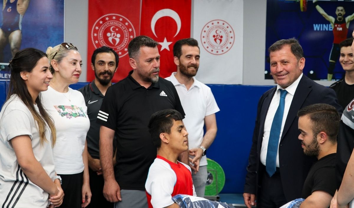 Kayseri'de O Sporculara Büyük Destek! Ekipman Dağıtımı Yapıldı (2)