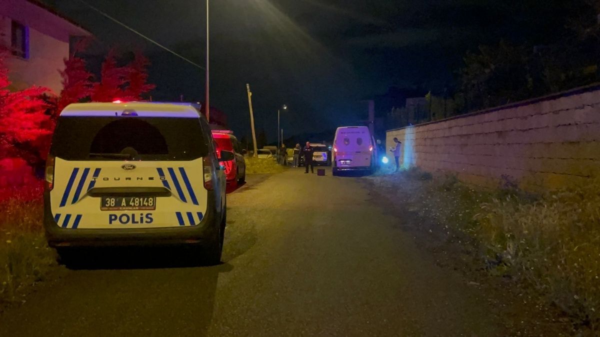 Kayseri'de Sokak Ortasında Kanlı Pusu! 3 Kişi Av Tüfeği Ile Vuruldu (1)