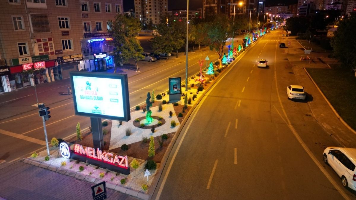 Kayseri'nin 22 Farklı Bölgesine Yapıldı! Tasarruf Sağlanırken Görsel Şölen Oluşturdu (5)