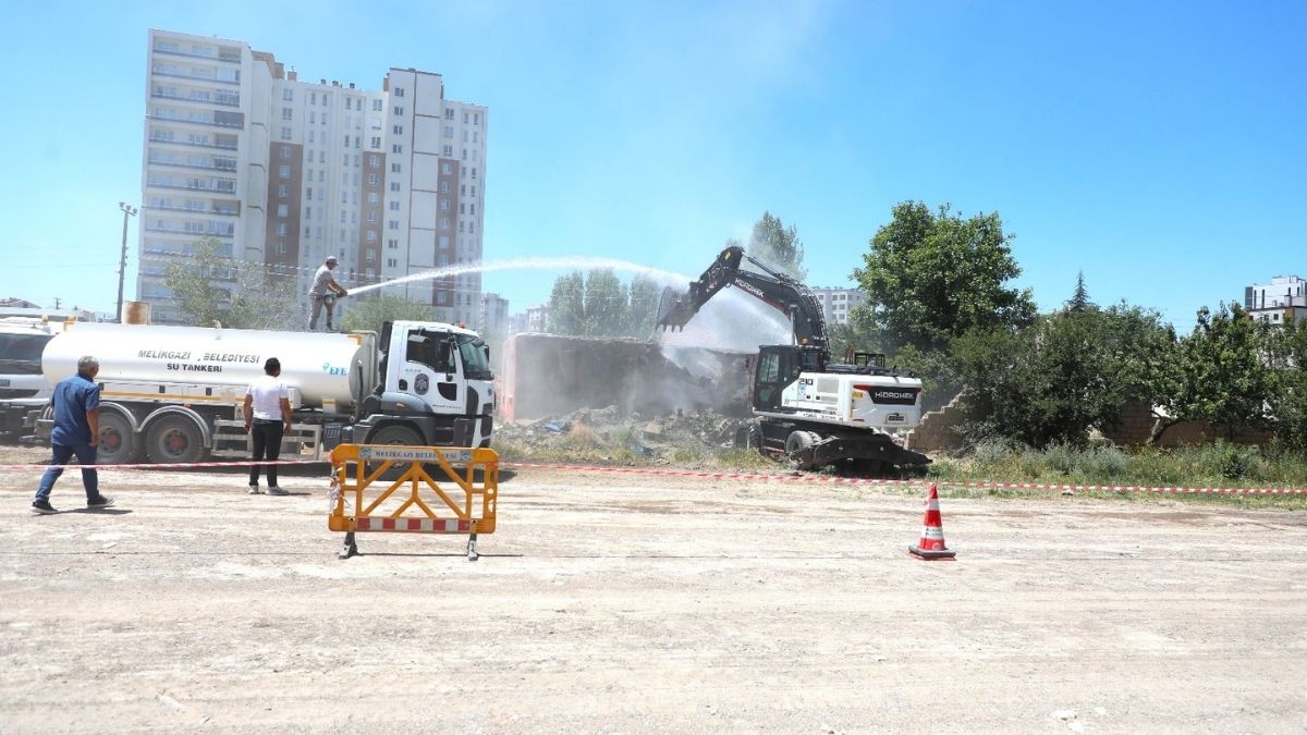 Kayseri’nin Suç Yuvaları Bir Bir Yıkılıyor! Yerine Park Yapılacak (3)