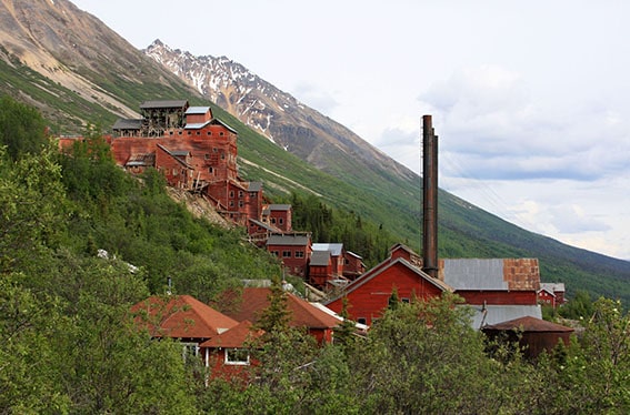 5. Kennecott, Alaska: Bakırın Yükselişi ve Çöküşü
1900’de keşfedilen devasa bakır rezervleri, Kennecott’u zenginleştirdi. 1909-38 arasında 4.6 milyon ton bakır çıkarıldı, ancak rezervler tükenince 1938’de son tren kasabayı terk etti. Bugün sessiz bir hayalet kasaba olarak varlığını sürdürüyor.