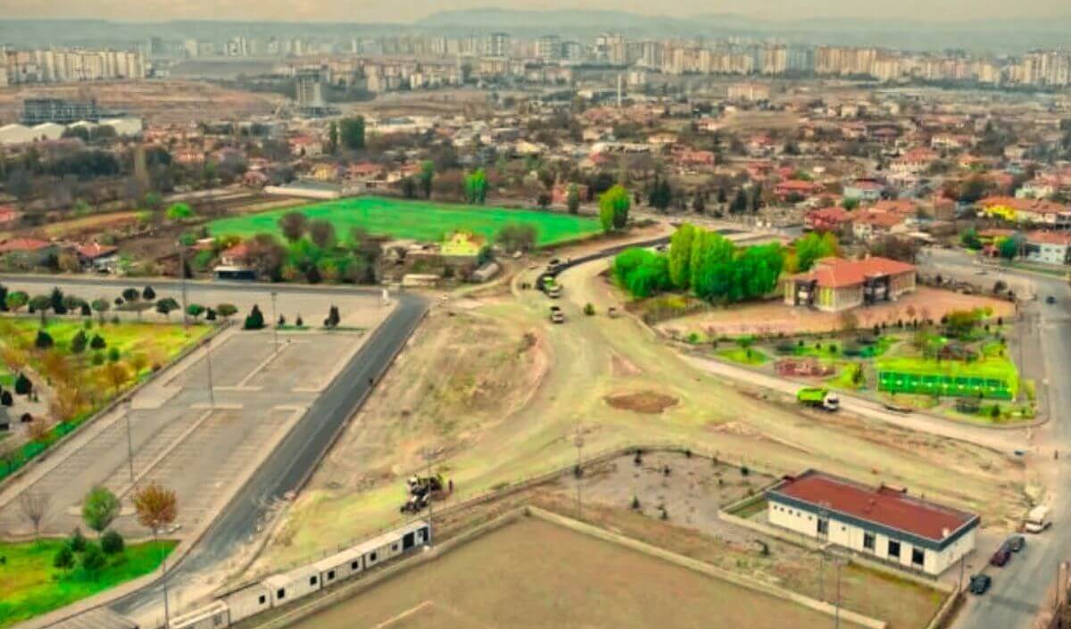 Metrekare Bedellerinde Dikkat Çeken Artış
2026 yılı itibarıyla emlak vergisine esas bina metrekare normal inşaat maliyet bedelleri de belirlendi. Meskenler için bu bedeller 474,7 lira ile 21 bin 776 lira arasında olacak. Rayiçlerdeki 10 kata varan artış ve metrekare bedellerindeki yükseliş, 2026’da vergilerin ciddi tartışmalara yol açacağını gösteriyor. Gayrimenkul sahipleri bu yükle karşı karşıya kalırken, muafiyet hakkına sahip olan pek çok kişi ise bundan habersiz şekilde ödeme yapmayı sürdürüyor.