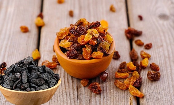Kuru Üzüm
Kuru üzüm, demir ve potasyum açısından zengin bir besindir. Doğal şeker içeriğiyle enerji verirken, kansızlıkla mücadelede mineral takviyesi sağlar. Kahvaltılarda müsliye eklenebilir veya ara öğünlerde tüketilebilir.