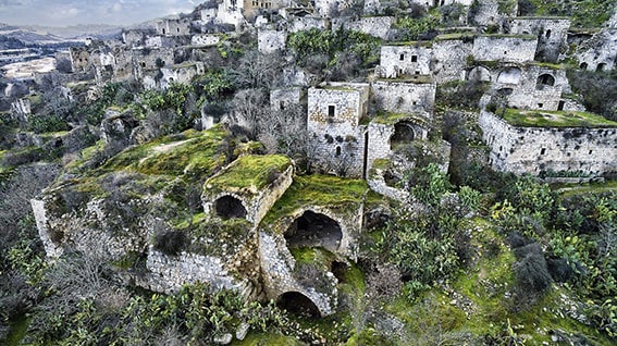 2. Lifta, İsrail: Antik Köyün Sessizliği
Demir Çağ’a uzanan Lifta, 1947-48 Filistin Mandası iç savaşında büyük ölçüde terk edildi. 1971’e kadar uyuşturucu rehabilitasyon merkezi ve lise olarak kullanılan köy, 2017’de son sakinini kaybetti. Bugün İsrail’in doğal rezervi olarak koruma altında.