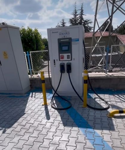 Bakım ve Tamir Endişeleri
İkinci el elektrikli araçlarda bakım ve tamir masrafları, alıcılar için önemli bir endişe kaynağı. Türkiye’de yetkili servis sayısı artsa da, ikinci el araçlar için detaylı batarya analizleri sunma kapasitesi tartışılıyor. Kullanıcılar, tamir maliyetlerinin yüksek olabileceğinden çekiniyor. Elektrikli araçların bakım geçmişi, genellikle eksik veya belirsiz oluyor. Bu durum, alıcıların güvenini zedeliyor. Yetkili servislerin yaygınlaşması, bu sorunu hafifletebilir. Ancak şu an için servis altyapısı, ikinci el talebini destekleyecek düzeyde değil. Tüketiciler, sıfır araçların garanti avantajlarına yöneliyor. Bakım masraflarıyla ilgili şeffaflık eksikliği, ikinci el piyasasını olumsuz etkiliyor. Sektör, bu alanda iyileştirmelere ihtiyaç duyuyor.