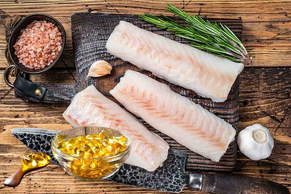 5. Morina Balığı Yağı
Morina balığı yağı, eski nesillerin favori takviyelerinden biri ve D vitamini açısından adeta bir hazine. Bir çay kaşığı morina balığı yağı, yaklaşık 1.360 IU D vitamini içerir; bu, yetişkinler için önerilen günlük miktarın çok üzerindedir. Ayrıca omega-3 yağ asitleri ve A vitamini açısından da zengindir. Tadından hoşlanmıyorsanız, kapsül formunu tercih edebilirsiniz. Ancak bu takviyeyi kullanmadan önce doktorunuza danışmanız önemlidir.