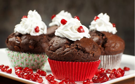 Krema Kullanımı
Cupcake, frosting adı verilen yağlı, şekerli kremalarla süslenir; renkli şekerlemeler ve çikolatalarla adeta kılıktan kılığa girer. Muffin ise yalın, süssüzdür; kendi lezzetiyle yetinir. Cupcake’in bu gösterişli kreması, tereyağı kıvamında olup özel aparatlarla sıkılır.