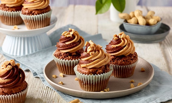 Farklı İçeceklerle Tercih Edilir
Muffin, tuzlu veya tatlı çeşitleriyle kahvaltıda kahvenin yanına yakışır; zengin içeriğiyle güne enerji katar. Cupcake ise krema kaplı yapısıyla çay saatlerinin neşesidir.