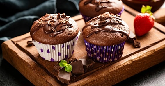 Hazırlanış Aşaması Birbirinden Farklı
Cupcake’in kabarıklığı, yumurta, şeker ve yağın uzun süre çırpılmasından gelir; homojen hamuru sünger dokusunu oluşturur. Muffin ise kuru ve sıvı malzemelerin az karıştırılmasıyla hazırlanır. Kabartma tozu, karbonat ve limon suyuyla kabaran muffin, düzensiz dokusuyla daha rustiktir.