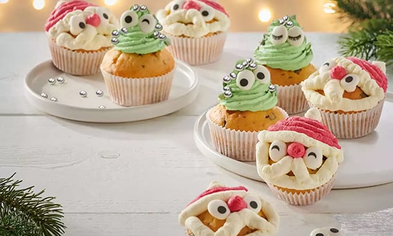 Doyuruculuk Farkı
Muffin, yoğun hamuruyla ağır ve doyurucudur; kabını doldurur, tadıyla hissettirir. Cupcake ise hafif, süngerimsi ve pofuduktur; yumuşak dokusuyla kolayca yenir. Bu fark, muffin’in sert mizacını, cupcake’in nazik ruhunu yansıtır.