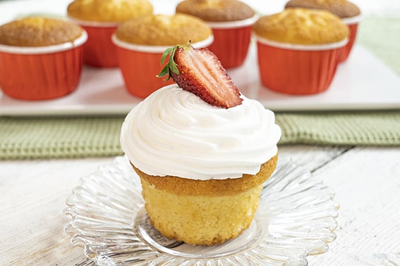 Ayrıştıran Şeker Oranı
Cupcake, şekerli kremalarıyla tatlı bir şölen sunar, ancak muffin daha az şekerle hazırlanır. Kuru yemişlerle zenginleşen muffin, bazen tatlı yerine bile geçebilir. Şekerli ama kremasız, yalın yapısıyla muffin, cupcake’in daha sade versiyonudur.