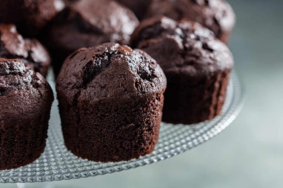 Görüntü Farklılıkları
Muffin, cupcake’e kıyasla daha yoğun, az tatlı ve biraz şekilsizdir. Cupcake’in süngerimsi dokusu sıvı oranının yüksekliğinden gelirken, muffin’in daha az sıvı içeren hamuru onu ağır ve doyurucu yapar. Bu, malzemelerin oranları ve yapım tekniklerinden kaynaklanan temel bir farktır.
