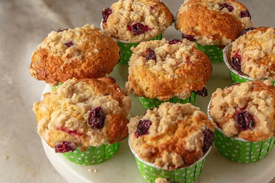 Cupcake, Amerika’nın süslü pastane kültüründen doğmuştur. Muffin ise İngiliz kökenli, asil bir lezzet. Muffin’in tuzlu ve tatlı çeşitleri, İngiliz kahvaltılarının vazgeçilmeziyken, cupcake çay saatlerinin vazgeçilmezi olarak Amerikan tarzını yansıtır. Her ikisi de farklı coğrafyaların mutfak mirasını sofralara taşır.
