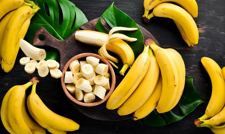 Muz
Muz, potasyum, B6 vitamini ve lif içerir. Kolay sindirilir ve hızlı enerji sağlar. Tek başına atıştırmalık olarak, yulafla veya smoothie’lerde tüketilebilir. Spor öncesi veya yoğun bir günün ortasında enerji ihtiyacınızı karşılamak için idealdir.
