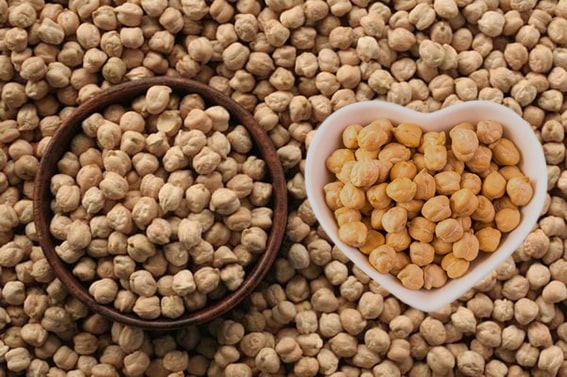 Nohut
Nohut, protein ve lif kaynağı olarak öne çıkar. Folat, demir, fosfor ve B vitamini içerir. Sindirimi iyileştiririr, kilo kontrolüne yardımcı olur ve kalp sağlığını destekler. Humus, salata veya çorba olarak çok yönlü tüketilebilir.