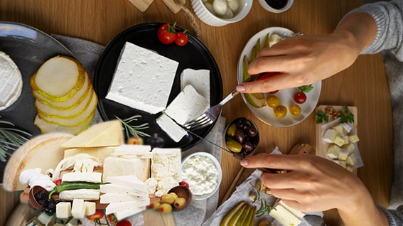 4. Peynir
Peynir, D vitamini açısından çok yüksek değerler sunmasa da, bazı türleri (özellikle kaşar, çedar ve Amerikan peyniri) az miktarda bu vitamini içerir. Bir dilim peynir yaklaşık 12-20 IU D vitamini sağlar. Sandviçlerinize veya yumurtalarınıza eklediğiniz peynir, D vitamini alımınıza küçük ama lezzetli bir katkı sunar.