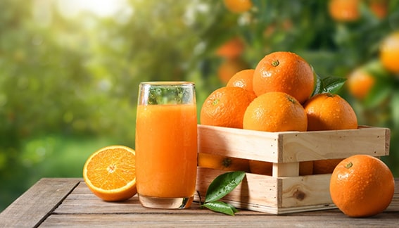 Portakal
Portakal, cilt güzelliği için vazgeçilmez bir meyve. C vitamini açısından zengin olan bu turunçgil, kolajen üretimini destekleyerek cildi sıkı ve elastik tutar. Aynı zamanda cildi içeriden arındırır, dokusunu iyileştirir ve lekelerin oluşumunu önler. Portakalda bulunan sitrik asit, hafif bir eksfoliasyon etkisi yaratarak cildi aydınlatır. Sabahları taze sıkılmış portakal suyu içmek, cildinize hem ışıltı hem de sağlık katar.