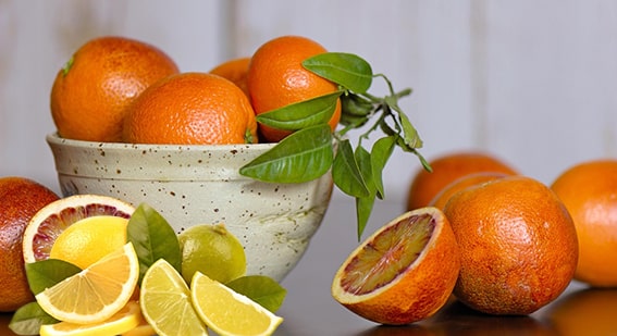 Portakal ve Limon
Portakal, tatlı ve ferahlatıcı bir meyve olmasının yanı sıra şeker oranıyla da diyet dostudur. Orta boy bir portakal, yaklaşık 12 gram şeker içerir ve günlük C vitamini ihtiyacını fazlasıyla karşılar. Bağışıklığı güçlendiren bu turunçgil, cilt ve genel sağlık için de harika bir seçenektir. Limon ise şeker oranı en düşük meyvelerden biridir; bir limon sadece 1-2 gram şeker içerir. Sabahları bir bardak limonlu su içmek, iştahı dengelemeye yardımcı olur ve güne fresh bir başlangıç sağlar. 
