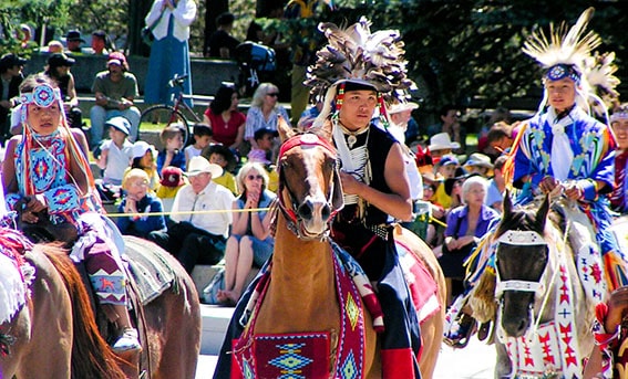 2. Sarcee
Sarcee, ya da diğer adıyla Tsuut’ina, Kanada’nın Alberta eyaletinde, Calgary yakınlarında yaşayan Tsuu T’ina Ulusu’na ait bir Athabaskan dili. Yaklaşık 170 kişi tarafından konuşulan bu dil, 1.982 kişilik topluluğun yaşlı üyeleri arasında yaygın. 1700’lerde Danezaa halkından ayrılarak Büyük Ovalar’a yerleşen Tsuu T’ina, dilin devamı için genç nesillere öğretme çabasında. Ancak dil, hâlâ tehlike altında.