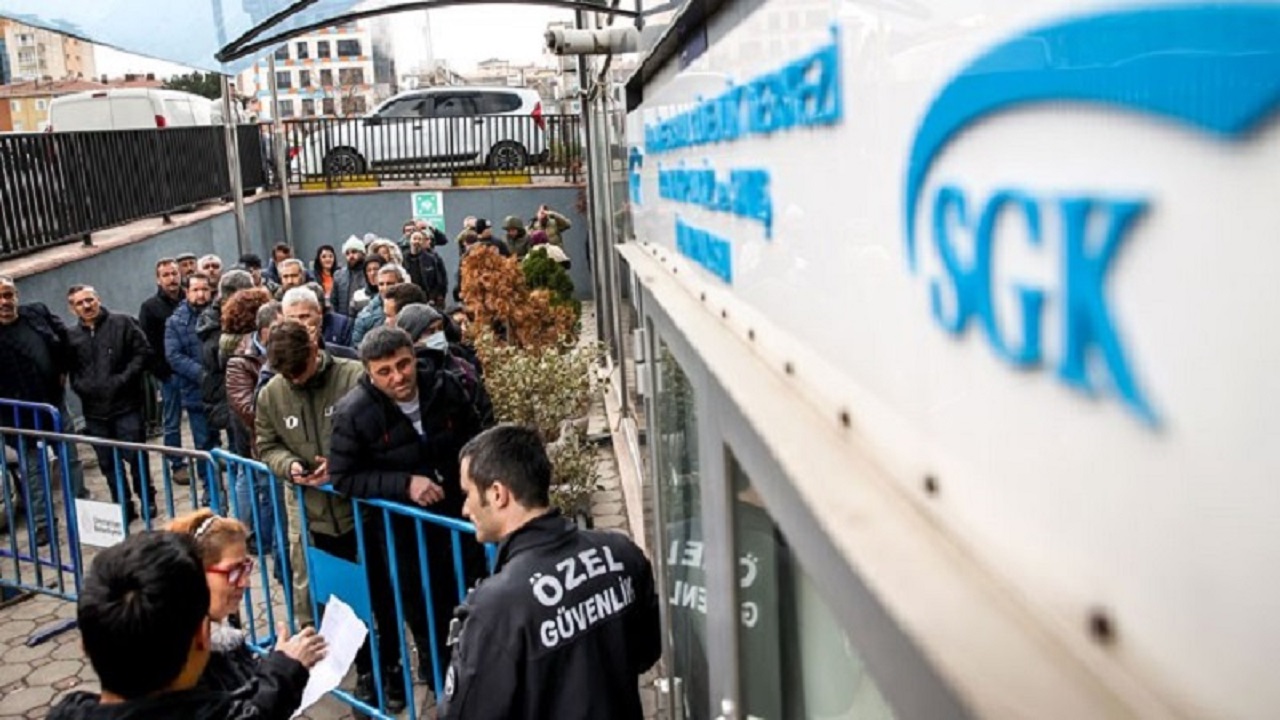 Borçlanma Fırsatlarıyla Kolaylık Sağlanıyor
Eksik prim gününe sahip vatandaşlar için borçlanma imkanları genişletiliyor. Askerlik ve doğum borçlanması gibi seçenekler, prim gününü tamamlamak isteyenlere kolaylık sağlıyor. Staj dönemlerinin de borçlanmaya dahil edilmesi, birçok sigortalının emeklilik yolunu açabilir. Bu fırsatlar, özellikle prim günü eksik olan kadın ve erkek sigortalılar için önemli bir avantaj sunuyor. Sosyal güvenlik uzmanları, bu düzenlemelerin milyonlarca kişiyi etkileyeceğini belirtiyor.