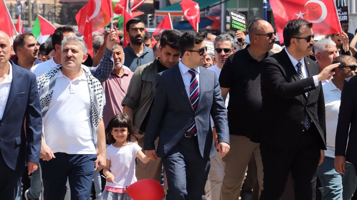 Sivas’ta Kayserili O Isim Dikkat Çekiyor! Bir Ilçeyi Yönetiyor (3)