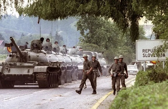 Slovenya Bağımsızlık Savaşı (1991)
Slovenya’nın 25 Haziran 1991’de Yugoslavya’dan bağımsızlığını ilan etmesiyle başlayan bu savaş, “On Gün Savaşı” olarak da bilinir. Yugoslav Halk Ordusu ile Slovenya Bölgesel Savunma güçleri arasında 27 Haziran-7 Temmuz 1991 tarihlerinde yaşanan çatışmalar, Slovenya’nın bağımsızlığını kazanmasıyla sonuçlandı. Kısa süreli bu savaş, Yugoslavya’nın dağılma sürecindeki önemli bir dönüm noktasıydı.