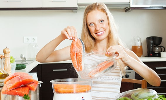 3. Yağlı Balık (Somon)
Somon, D vitamini açısından en zengin besinlerden biridir. 100 gramlık bir porsiyon yabani somon, yaklaşık 600 IU D vitamini sunar. Çiftlik somonu biraz daha az içerse de, hala güçlü bir kaynaktır. Somon, aynı zamanda kalp, cilt ve beyin sağlığı için de faydalıdır. Haftada bir veya iki kez ızgara, fırın ya da konserve somon tüketerek D vitamini seviyenizi destekleyebilirsiniz.