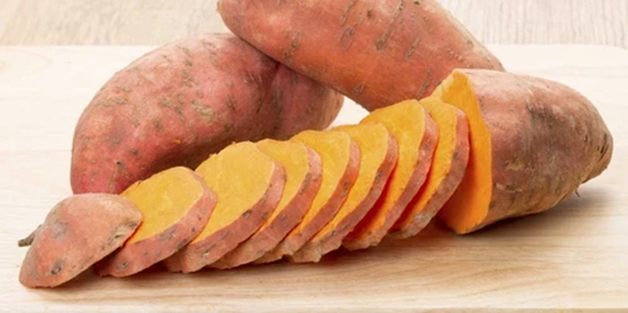 Tatlı Patates
Tatlı patates, sadece lezzetli bir besin değil, aynı zamanda biotin açısından zengin bir kaynaktır. Beta-karoten içeriğiyle vücutta A vitaminine dönüşerek saç hücrelerinin sağlıklı bir şekilde oluşmasını sağlar. Biotin, keratin üretimini teşvik ederken, A vitamini ve antioksidanlar saç foliküllerini oksidatif stresten korur. Bu durum, saç uzamasını hızlandırır ve saçları daha sağlıklı hale getirir.