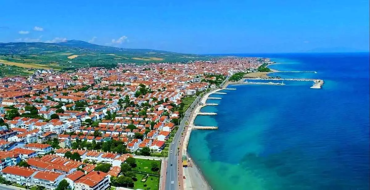 Analiz, yatırım değeri yüksek şehirleri belirlerken ulaşım projeleri, sanayi bölgeleri ve demografik eğilimler gibi çeşitli kriterleri dikkate aldı. Yapılan değerlendirmeler sonucunda 2025-2030 döneminde öne çıkması beklenen 10 il şu şekilde sıralandı: Eskişehir, Mersin, Balıkesir, Tekirdağ, Gaziantep, Antalya, Konya, Samsun, Denizli ve Van. 2024 yılı sonu verileri, bu şehirlerin yatırım cazibesini net bir şekilde ortaya koyuyor.