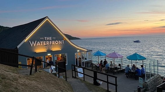 The Waterfront
Netflix, 19 Haziran’da suç ve drama dizisi The Waterfront’u yayınlıyor. Havenport’ta lüks restoran ve liman işleten Buckley ailesi, servetlerini koruma uğruna tehlikeli bir işe bulaşıyor. Bu karar, aile içinde çatışmaları ve dış baskıları artırıyor. Holt McCallany ve Melissa Benoist gibi isimlerin yer aldığı dizi, gerçek olaylardan ilham alarak sürükleyici bir hikaye sunuyor.