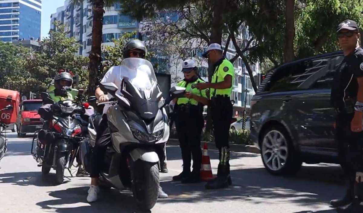 Trafikte Tehlikeye Geçit Yok 102 Bin Sürücüye Alkol Cezası-1